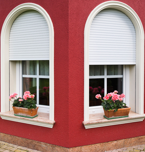 Okenske police so nepogrešljiv element pri izdelavi fasade in pri notranji opremi vašega doma. 