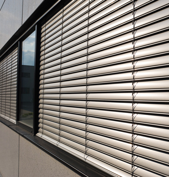 PVC, lesena ali ALU okna je potrebno opremiti tudi z ustreznimi senčili.