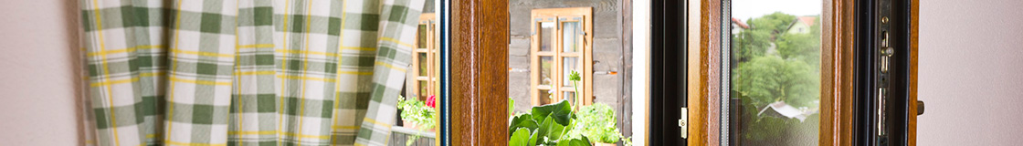 Lesena okna Satler imajo dolgo življenjsko dobo. Odlična izbira za klasično in energetsko varčno gradnjo. 