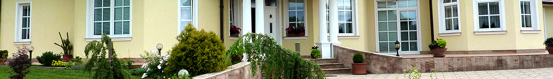 PVC vhodna vrata priporočamo za stanovanjske hiše in poslovne stavbe. Izredna stabilnost, vse vrste odpiranj. Barve po RAL lestvici. Primerne tudi za garažna vrata!